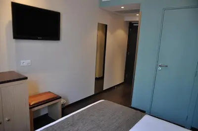 Télévision ou salle de divertissement dans l'établissement Source Hôtel