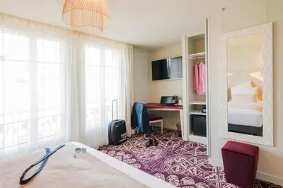 Télévision ou salle de divertissement dans l'établissement Mercure Paris Pont de Levallois Neuilly