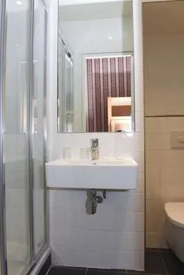 Salle de bains dans l'établissement Sully Hôtel