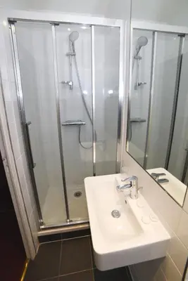 Salle de bains dans l'établissement Sully Hôtel