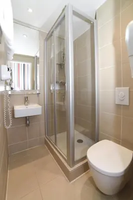 Salle de bains dans l'établissement Sully Hôtel