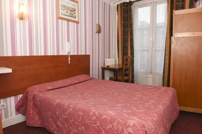 Un ou plusieurs lits dans un hébergement de l'établissement Sully Hôtel