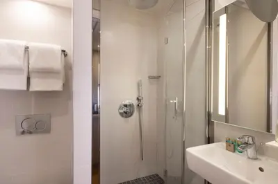 Salle de bains dans l'établissement Hôtel Théorème