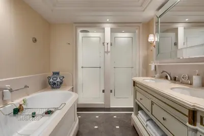 Salle de bains dans l'établissement Shangri-La Paris