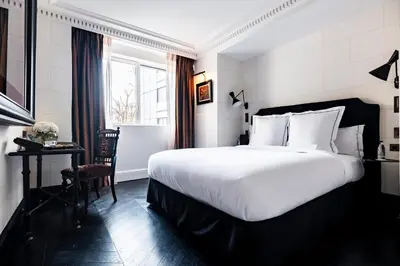 Un ou plusieurs lits dans un hébergement de l'établissement Hôtel de Berri Champs-Élysées, a Luxury Collection Hotel
