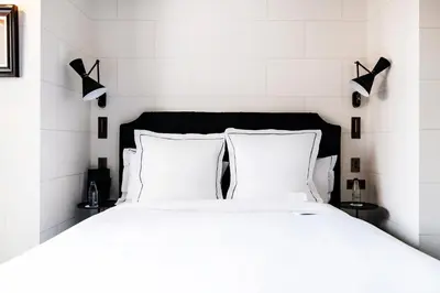 Un ou plusieurs lits dans un hébergement de l'établissement Hôtel de Berri Champs-Élysées, a Luxury Collection Hotel