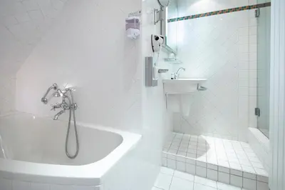 Salle de bains dans l'établissement Elysées Hôtel