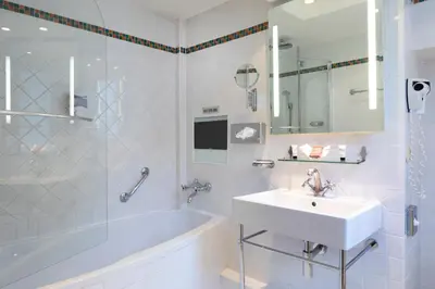 Salle de bains dans l'établissement Elysées Hôtel