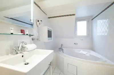 Salle de bains dans l'établissement Elysées Hôtel