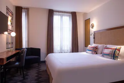 Un ou plusieurs lits dans un hébergement de l'établissement Mom'Art Hotel