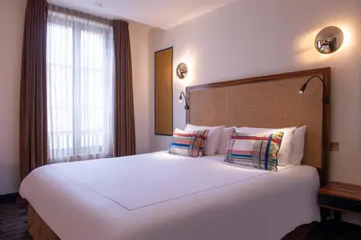 Un ou plusieurs lits dans un hébergement de l'établissement Mom'Art Hotel