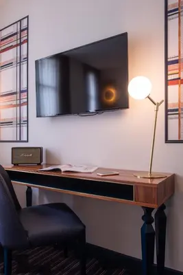 Télévision ou salle de divertissement dans l'établissement Mom'Art Hotel