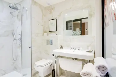 Salle de bains dans l'établissement Mom'Art Hotel