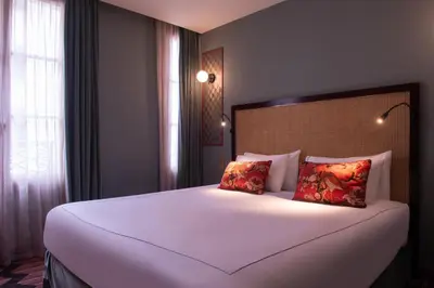 Un ou plusieurs lits dans un hébergement de l'établissement Mom'Art Hotel