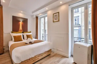 Un ou plusieurs lits dans un hébergement de l'établissement 65-FRENCH CANCAN ST DENIS