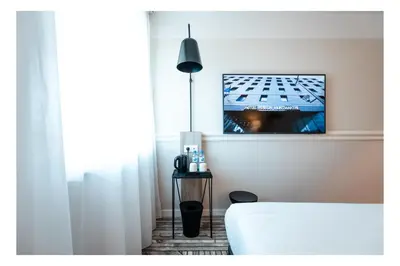 Télévision ou salle de divertissement dans l'établissement The Originals Boutique, Hôtel Maison Montmartre Paris Les Puces