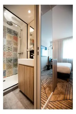 Un ou plusieurs lits dans un hébergement de l'établissement The Originals Boutique, Hôtel Maison Montmartre Paris Les Puces