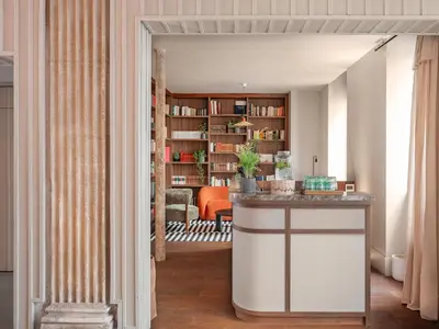 Bibliothèque dans l'hôtel