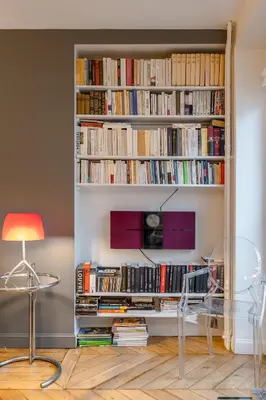 Bibliothèque dans l'appartement