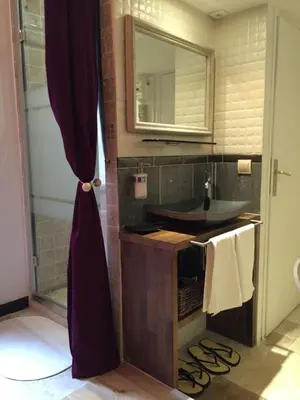 Salle de bains dans l'établissement Cosy Marais Paris