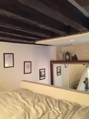 Un ou plusieurs lits dans un hébergement de l'établissement Cosy Marais Paris