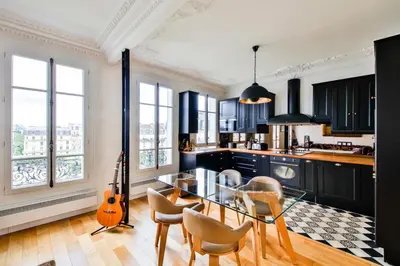 Cuisine ou kitchenette dans l'établissement Hôtel de ville