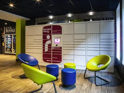 Coin salon dans l'établissement ibis budget Paris Clichy Mairie