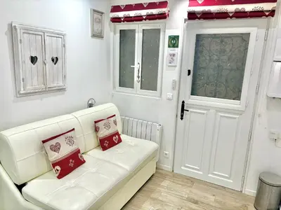Coin salon dans l'établissement Superb tiny house in heart of Paris 1st!