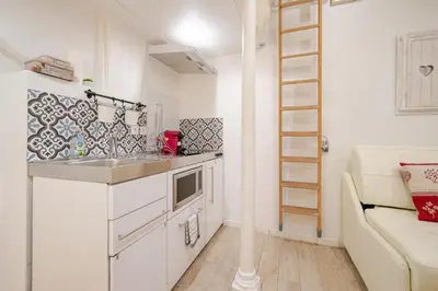 Cuisine ou kitchenette dans l'établissement Superb tiny house in heart of Paris 1st!