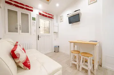 Télévision ou salle de divertissement dans l'établissement Superb tiny house in heart of Paris 1st!
