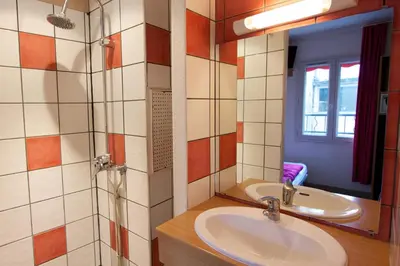 Salle de bains dans l'établissement Auberge Internationale des Jeunes