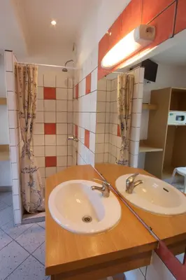Salle de bains dans l'établissement Auberge Internationale des Jeunes