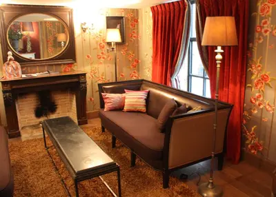 Coin salon dans l'établissement Hôtel du Romancier