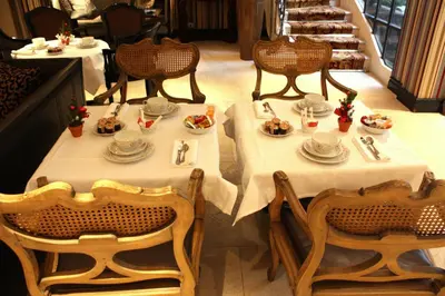 Coin salon dans l'établissement Hôtel du Romancier