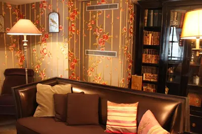 Coin salon dans l'établissement Hôtel du Romancier