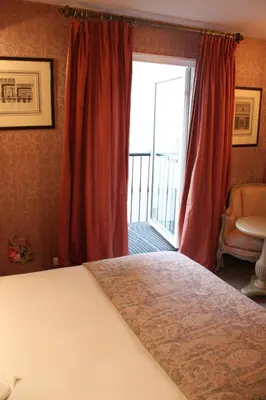 Un ou plusieurs lits dans un hébergement de l'établissement Hôtel du Romancier
