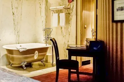 Salle de bains dans l'établissement Hôtel du Romancier
