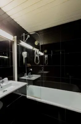 Salle de bains dans l'établissement Hôtel Du Leman