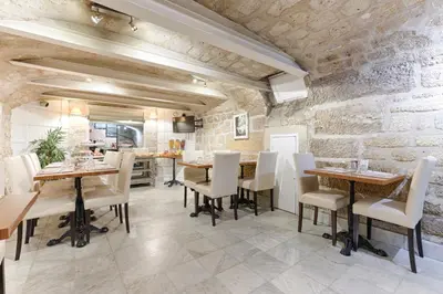 Cuisine ou kitchenette dans l'établissement Hôtel Du Leman