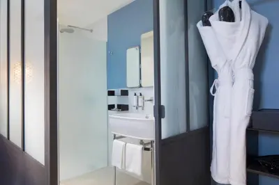 Salle de bains dans l'établissement Hôtel Les Deux Girafes