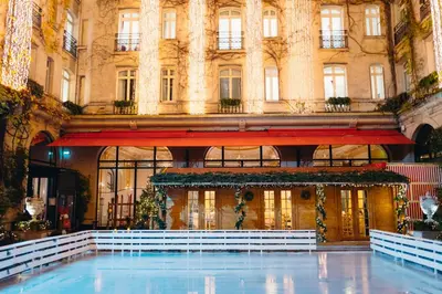 Piscine de l'établissement Hôtel Plaza Athénée - Dorchester Collection ou située à proximité
