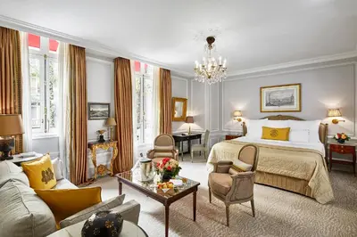 Coin salon dans l'établissement Hôtel Plaza Athénée - Dorchester Collection