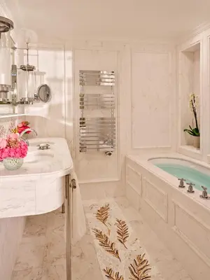 Salle de bains dans l'établissement Hôtel Plaza Athénée - Dorchester Collection