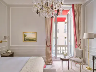 Un ou plusieurs lits dans un hébergement de l'établissement Hôtel Plaza Athénée - Dorchester Collection