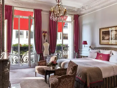 Un ou plusieurs lits dans un hébergement de l'établissement Hôtel Plaza Athénée - Dorchester Collection