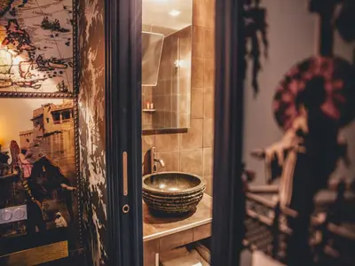 Salle de bains dans l'établissement Hôtel du Continent