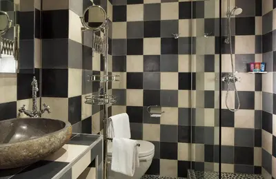 Salle de bains dans l'établissement Hôtel du Continent