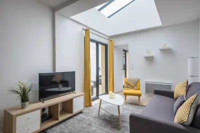 Télévision ou salle de divertissement dans l'établissement Vintage, F3 avec terrasse, Villa Saint Charles