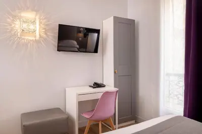 Télévision ou salle de divertissement dans l'établissement Paris Legendre