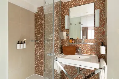 Salle de bains dans l'établissement Hôtel Le Pradey